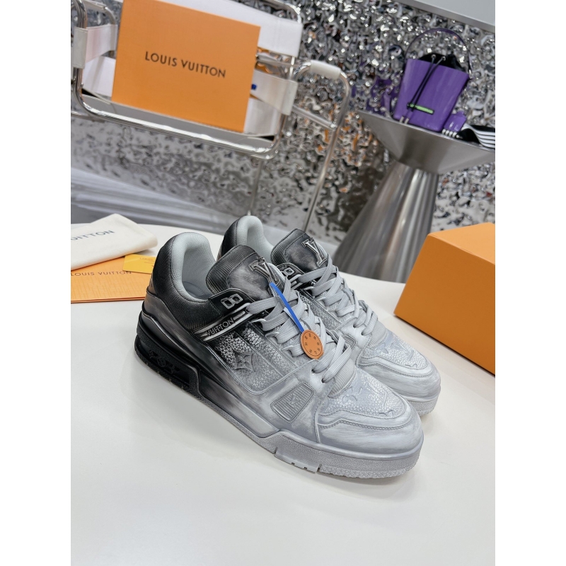 l**is V*t*n sneakers